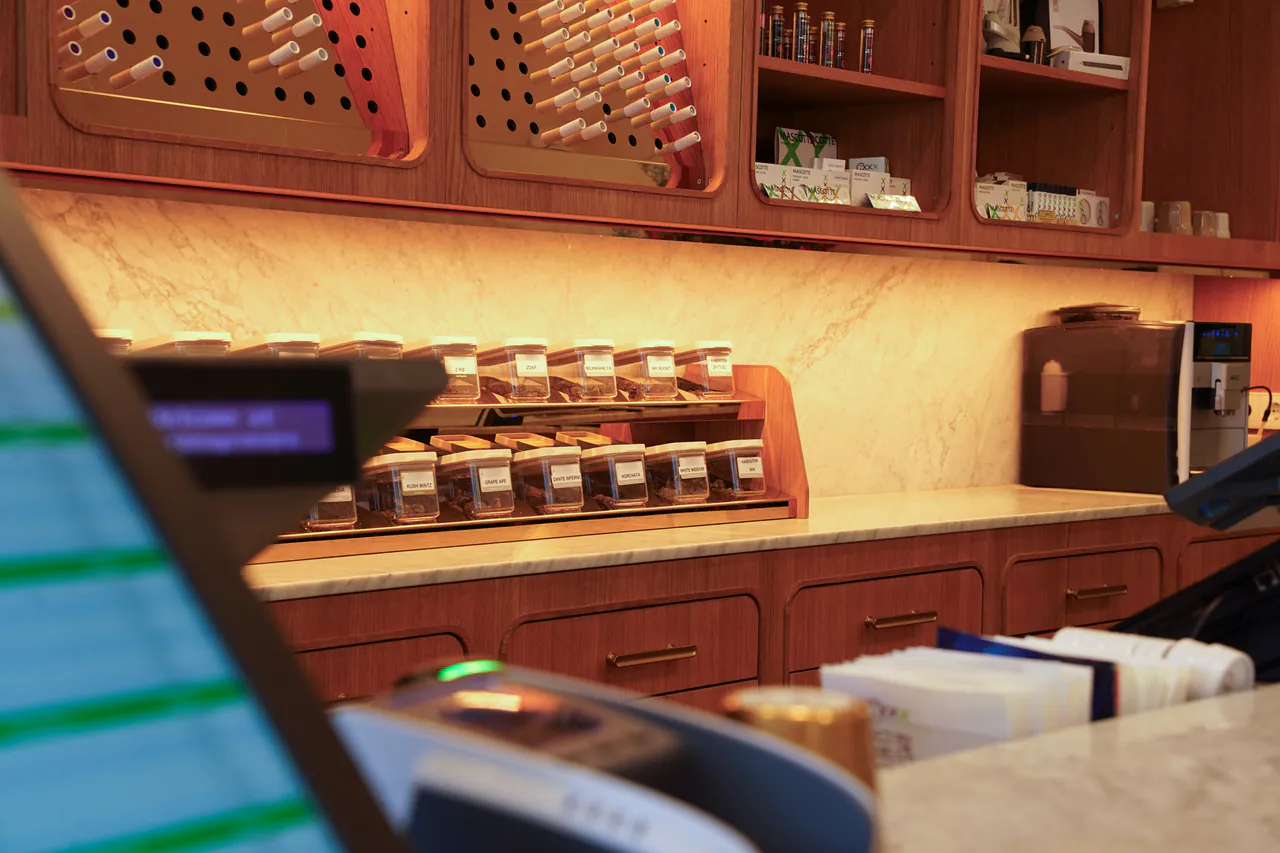 Marmeren balie en digitaal menu bij Boerejongens Haarlem